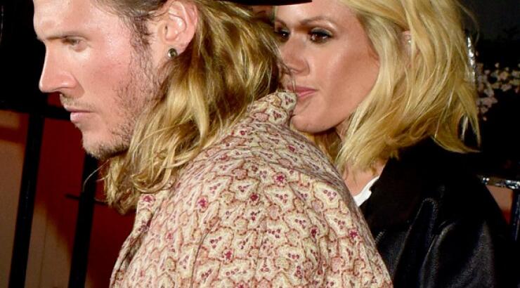 Ο νέος έρωτας νεαρής τραγουδίστριας [εικόνες]