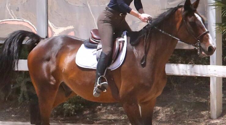 H διάσημη τραγουδίστρια που λατρεύει την ιππασία [εικόνες]