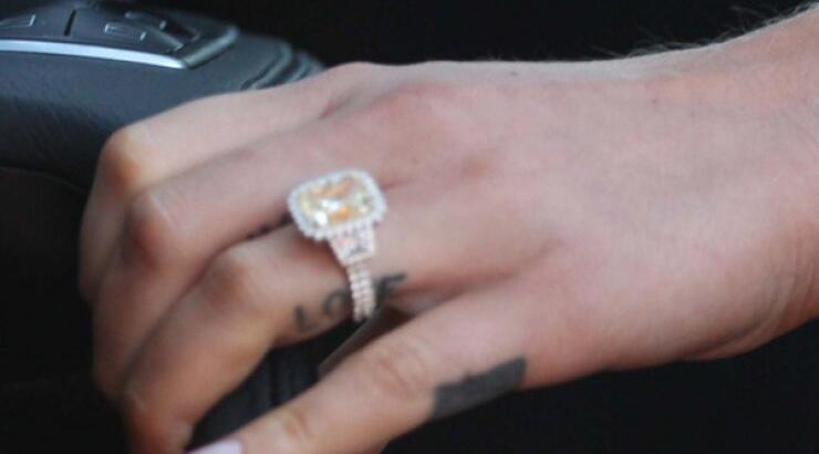 Βέρα στο δεξί για διάσημη τραγουδίστρια; [εικόνες]