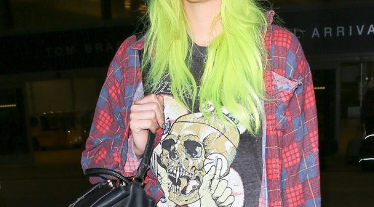 H τρελή εμφάνιση διάσημης νεαρής τραγουδίστριας [εικόνες]