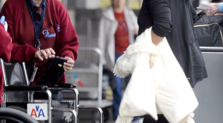 Πως ντρόπιασαν διάσημη τραγουδίστρια σε αεροδρόμιο [εικόνες]