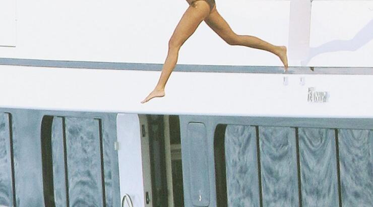 Η κορμάρα Elle Macpherson απολαμβάνει τις διακοπές της στο προσωπικό της γιοτ [εικόνες]