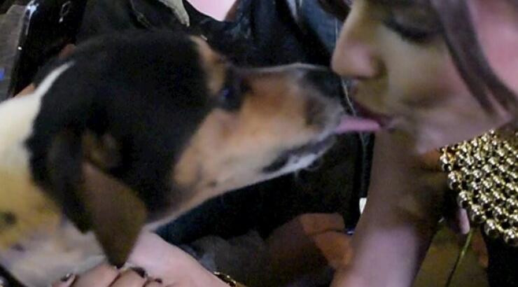 Ποιος είναι ο τυχερός που δέχτηκε τα φιλιά διάσημης τραγουδίστριας; [εικόνες]