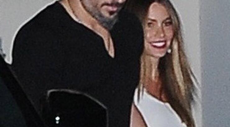 Ολοταχώς στα σκαλιά της εκκλησίας για διάσημο ζευγάρι [εικόνες]