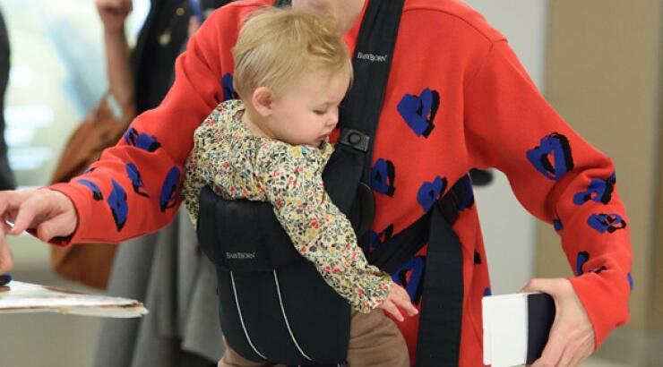 Σπάνια εμφάνιση διάσημης σταρ αγκαλιά με το τέταρτο μωρό της [εικόνες]