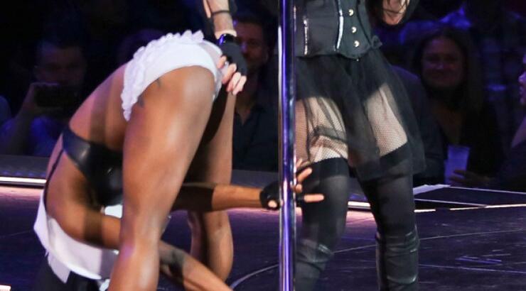 Δείτε τα ακόλαστα που κάνει η Madonna πάνω στη σκηνή συναυλίας της [εικόνες]