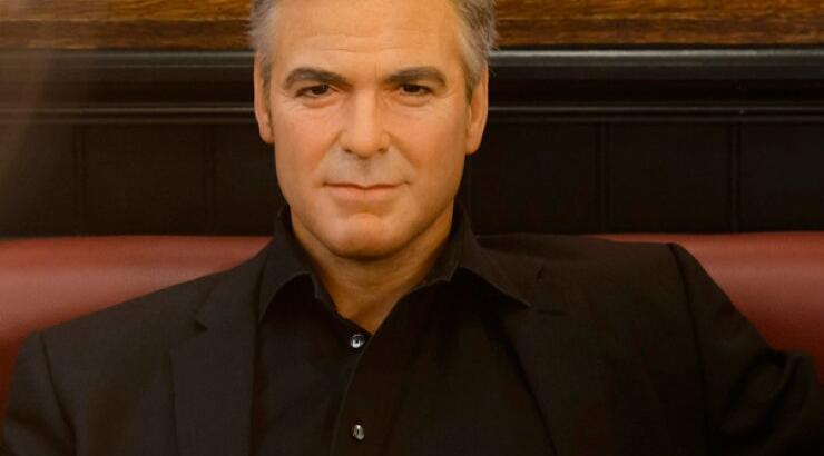 O George Clooney σε δείπνο με...άγνωστα κορίτσια [εικόνες]