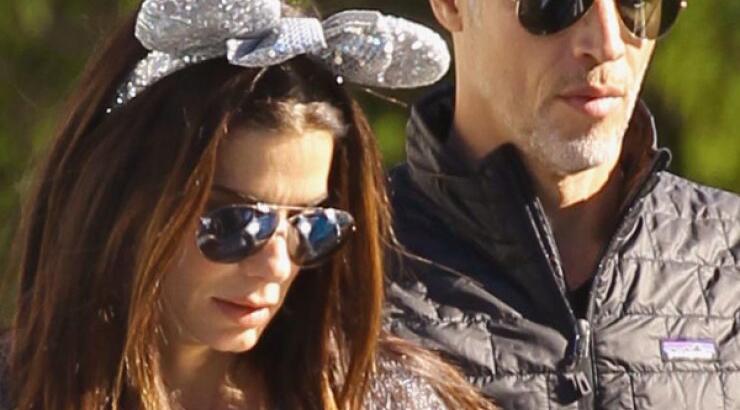 Η βόλτα της Sandra Bullock με τον κούκλο σύντροφό της [εικόνες]