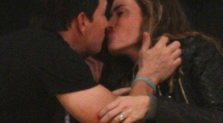 Καυτά φιλιά διάσημου ζευγαριού κατά τη διάρκεια αγώνα [εικόνες]