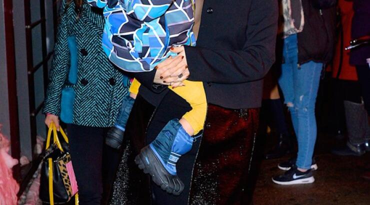 Σπάνια εμφάνιση διάσημης ηθοποιού με το γιο της [εικόνες]