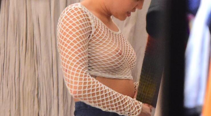 Miley Cyrus: Πήγε για shopping και έδειξε το...στήθος της [εικόνες]
