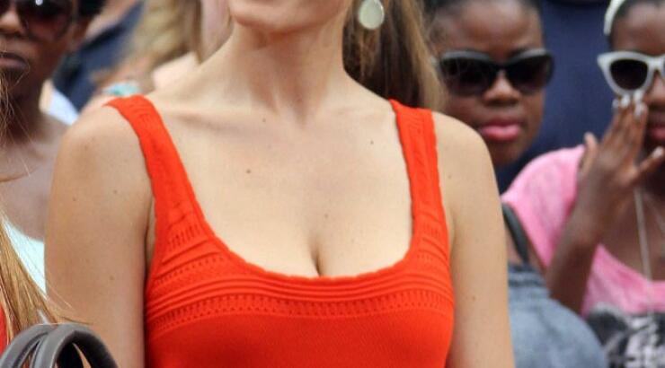 Maria Menounos: Lady in red!