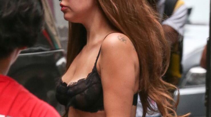 Ποια τραγουδίστρια βγήκε στον δρόμο φορώντας το εσώρουχο της;