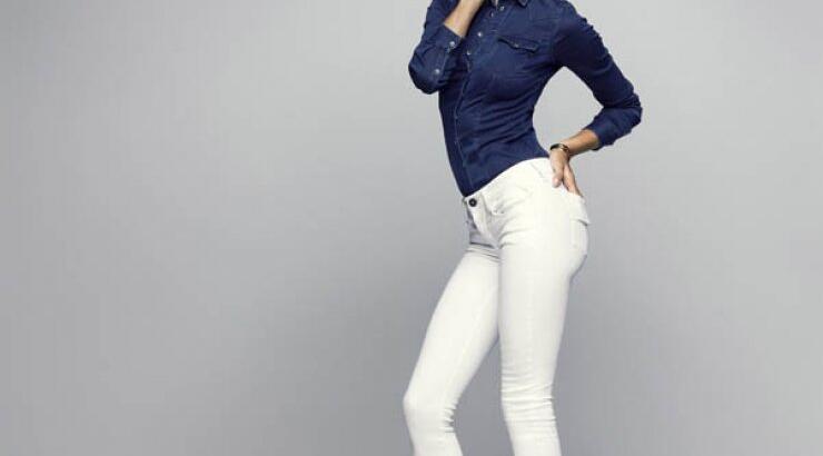 Η Alessandra Ambrosio "τεστάρει" τα πιο ελαστικά τζιν [βίντεο]