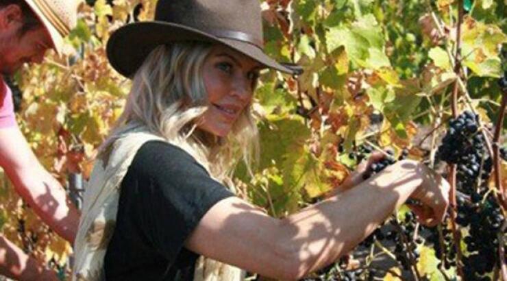 Δείτε διάσημη τραγουδίστρια να ασχολείται με…το αμπέλι της [εικόνες]