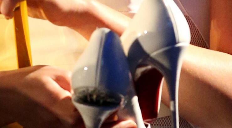 Απίστευτο! Διάσημη σταρ πήγε να παραλάβει το βραβείο και της έσπασε το τακούνι! [εικόνες]