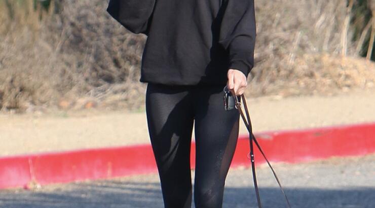 Rosie Huntington: Με τις αγάπες της ζωής της για βόλτα [εικόνες]