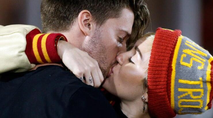 Δε θα πιστεύετε με ποιον είναι ζευγάρι η Miley Cyrus [εικόνες]