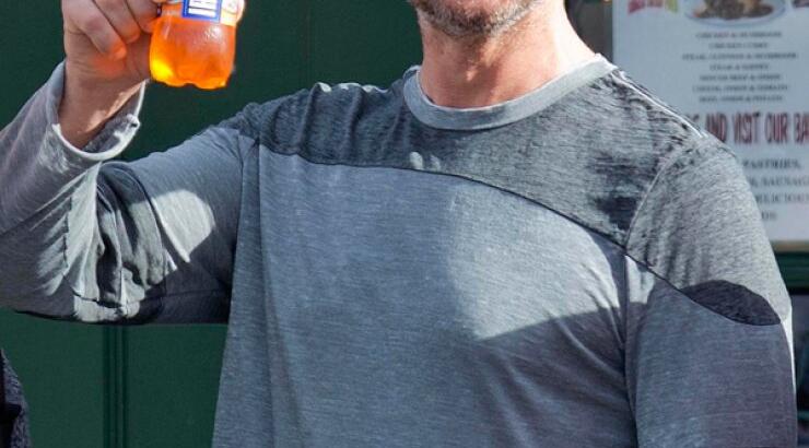 Gerard Butler: Συνεχώς με μία μπύρα στο χέρι [εικόνες]