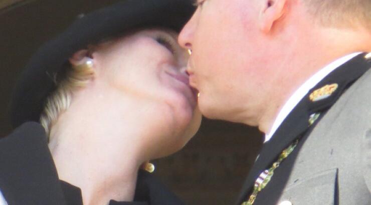 Δείτε το πιο βασιλικό φιλί [εικόνες]