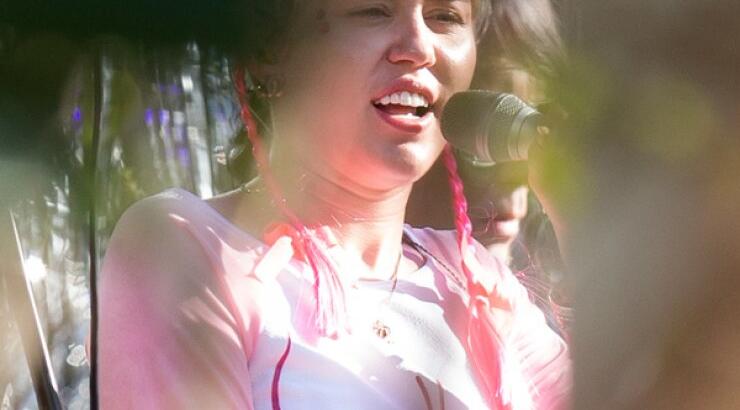 Miley Cyrus: Δείτε το απίστευτο μπλουζάκι που φοράει 