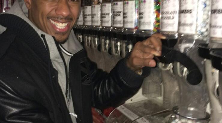 Ο Nick Cannon τρώει γλυκά και το απολαμβάνει [εικόνες]