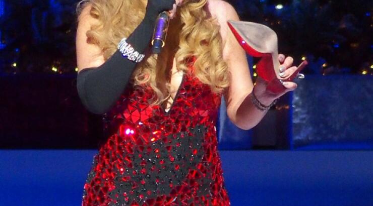 Δείτε το ατύχημα που είχε η Mariah Carey επί σκηνής [εικόνες]