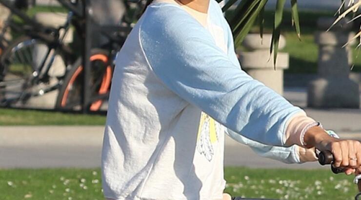 Η Alessandra Ambrosio κάνει ποδηλασία μαζί με τη μικρή της κόρη [εικόνες]