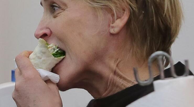 H Sharon Stone τρώει, πίνει και...βάφει τα νύχια της την ίδια ώρα! [εικόνες]