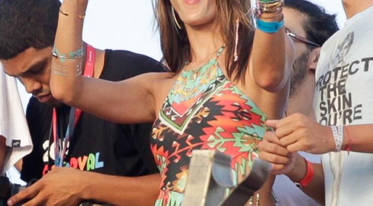 Alessandra Ambrosio: Μια Βραζιλιάνα στο καρναβάλι του Ρίο [εικόνες]
