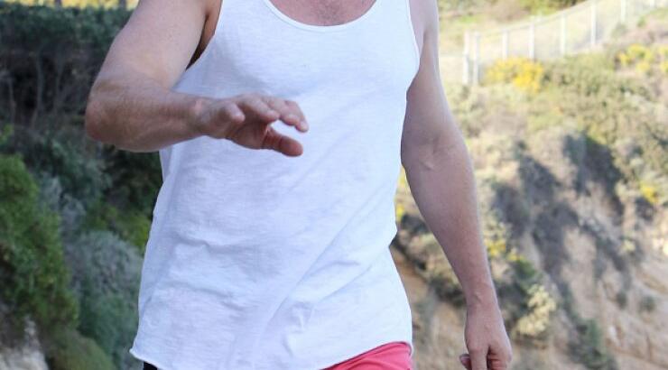 Ο Gerard Butler γυμνάζεται στην παραλία [εικόνες]