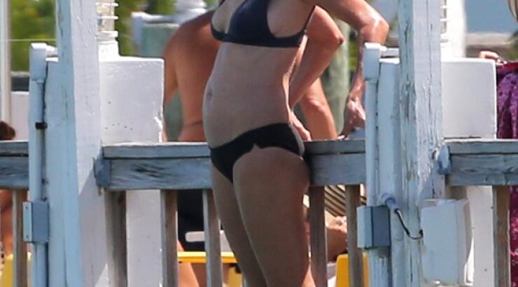 Uma Thurman: Το μπάνιο στη θάλασσα με το καυτό μπικίνι [εικόνες]