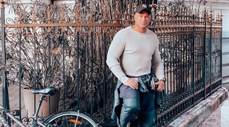 Κώστας Σόμμερ: Μας έβαλε στο παιδικό δωμάτιο που ετοιμάζει για το μωράκι του [βίντεο]