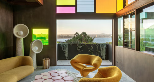 5 μοντέρνα σπίτια όπου τα χρωματιστά τζάμια γίνονται σημεία αναφοράς!