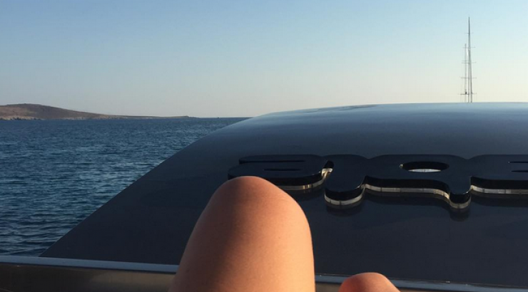 Κύπρια socialite κάνει βόλτα σε σκάφος!