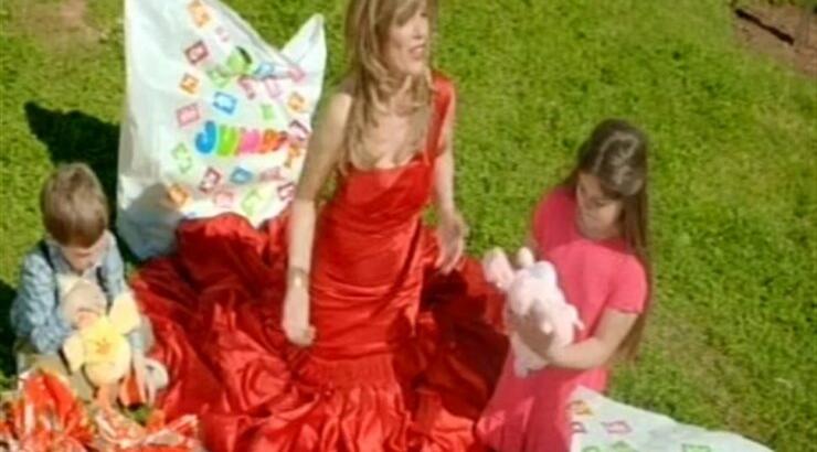 Η Κατερίνα Στανίση διαφημίζει... τα Jumbo (βίντεο)! 