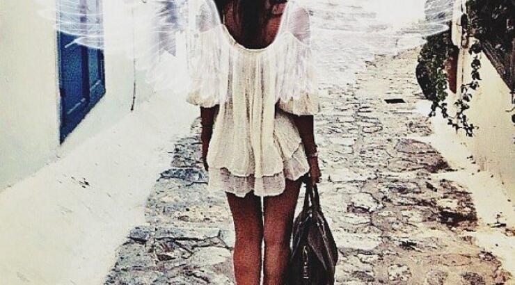 “Βάζει φωτιά”: Η σύζυγος επώνυμου Κύπριου στην κρεβατοκάμαρα τους με καυτά λευκά εσώρουχα