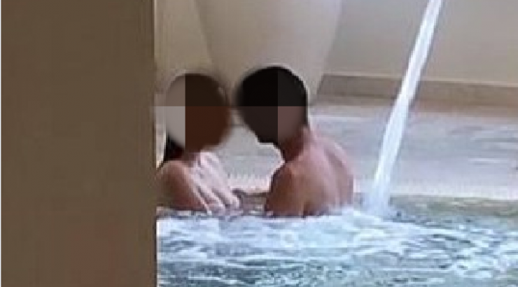 Κύπριος σε ερωτικές στιγμές σε εσωτερική πισίνα ξενοδοχείου