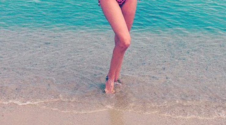 Κύπρια καλλονή αναστάτωσε τη Μύκονο με το καλλίγραμμο σώμα της!