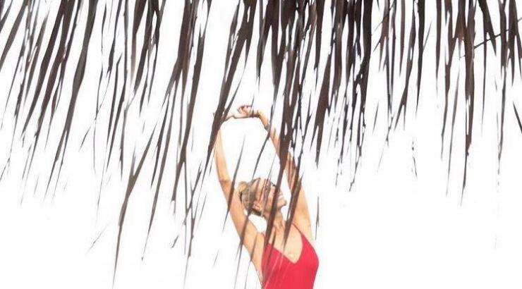 Μα τι πόδια! Επώνυμη Κύπρια ποζάρει σε παραλία της Λάρνακας και ανεβάζει τη θερμοκρασία στα ύψη!