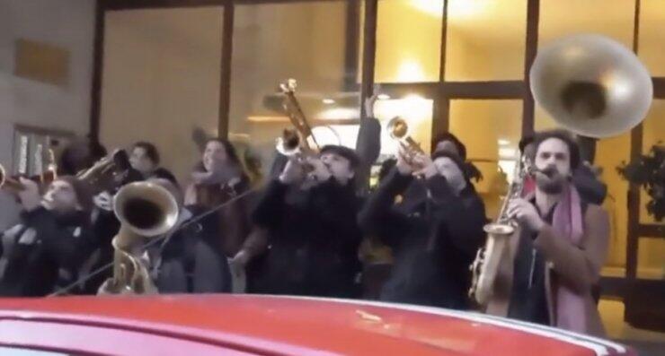 Συγκλονιστικό: Έκαναν καντάδα σε Ελληνίδα ηθοποιό που παλεύει με λευχαιμία έξω από σπίτι της [βίντεο]