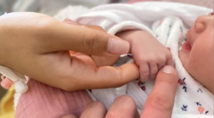 Baby Boom για ζευγάρι της κυπριακής showbiz: Η πρώτη εικόνα της νεογέννητης κόρης τους