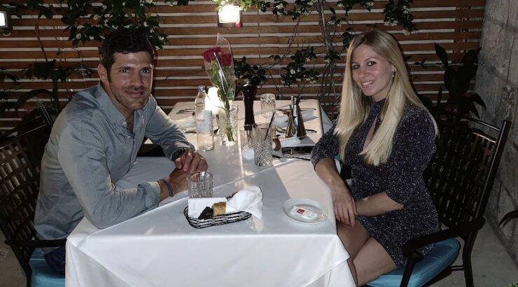 Παύλος Κοντίδης: Μας εύχεται "Καλό Πάσχα" από τη Γαλλία αγκαλιά με τη σύντροφο και τον 4 μηνών γιο τους