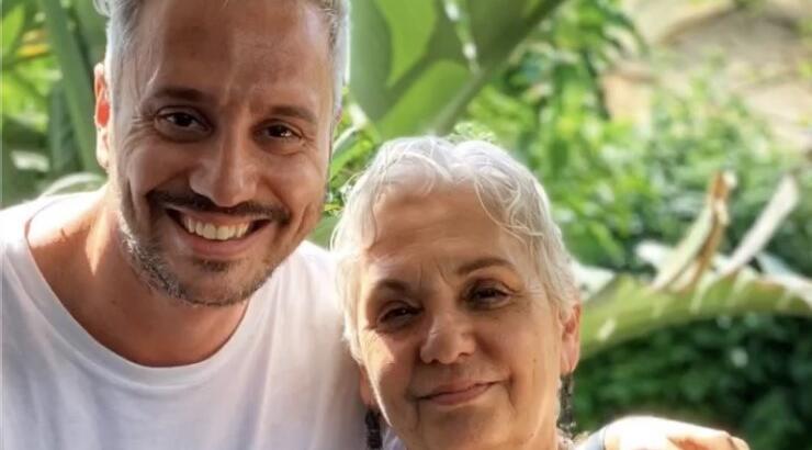 Νικόλας Ιωαννίδης: Έκανε πάρτι στο κοιμητήριο για τον 1 χρόνο από τον θάνατο της μαμάς του [βίντεο]