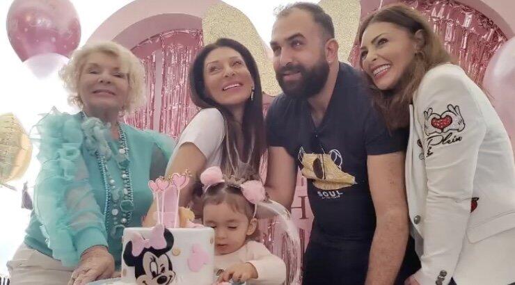 Έλια Ιωαννίδου: Τα 1α γενέθλια της κόρης της - Βούτηξε στην τούρτα σβήνοντας το κεράκι [βίντεο]