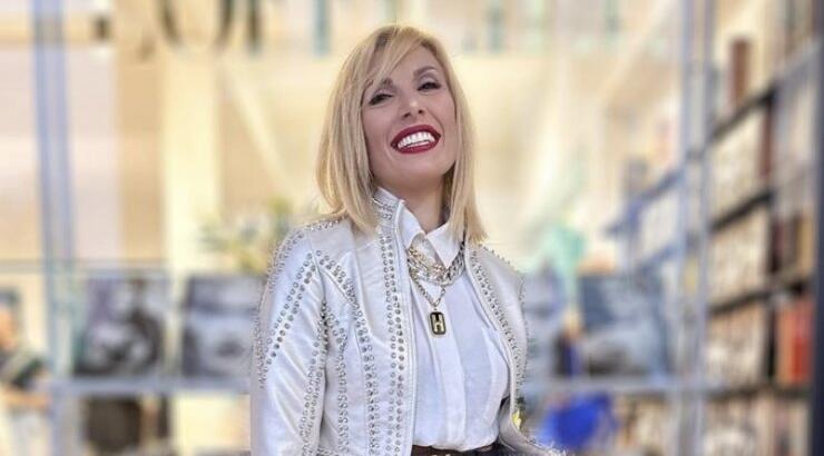 Συγκινητικές εικόνες της Μαρίνας Φιλιππίδου με τον γάτο της που τον πυροβόλησε ο γείτονας της