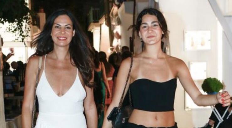 Εύη Βατίδου: Η συγκίνηση της στην τελετή αποφοίτησης της κόρης της [εικόνες]