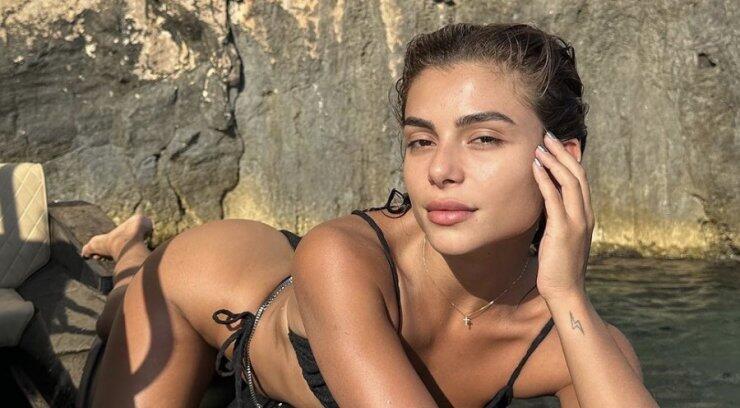 Ελευθερία Ελευθερίου: Ημίγυμνη κρεμάει το μαγιό της να στεγνώσει και αναστατώνει [εικόνες] 