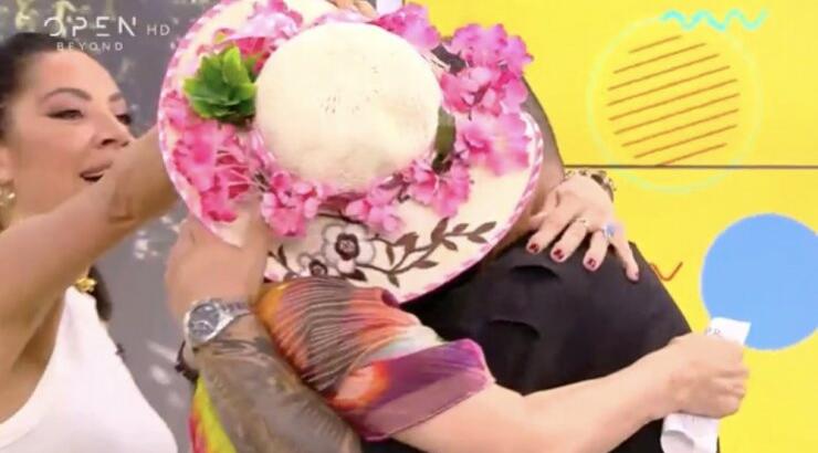 Τριαντάφυλλος: Χαμός με το παθιασμένο φιλί στο στόμα που έδωσε σε καλεσμένη του [βίντεο]