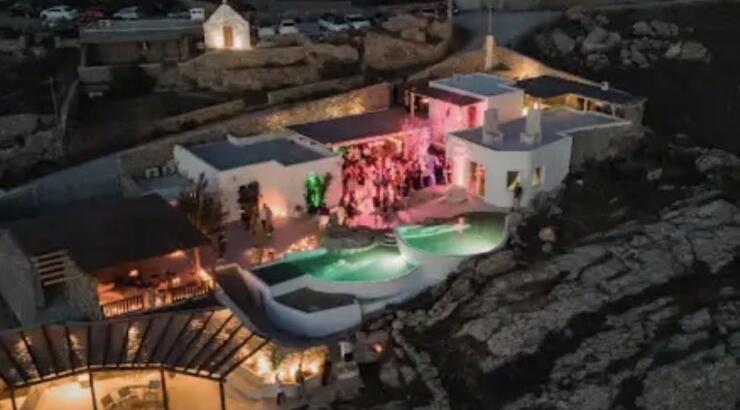 Χειροπέδες σε 28χρονη Κύπρια που διοργάνωσε παράνομο πάρτι σε βίλα στη Μύκονο